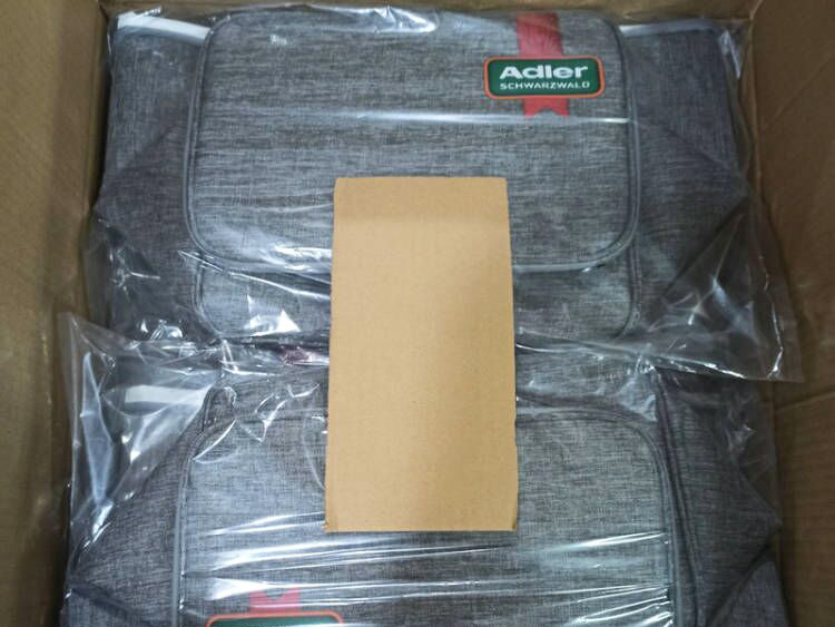 Einzeln verpackte Kuehltaschen im Versandkarton vor der Auslieferung
