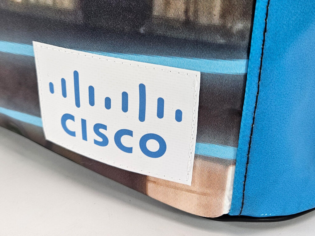 Detail: Digitaldrucklogo mit Cisco-Schriftzug auf dem fertigen Rucksack