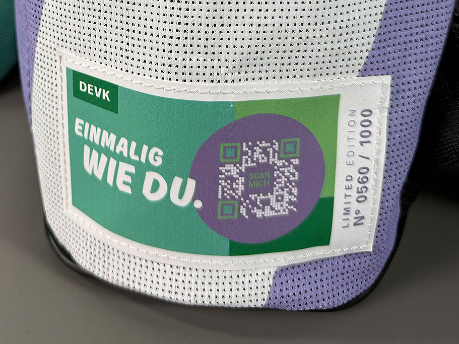 Label EINMALIG WIE DU. mit QR-Code und laufender Nummer 0560 von 1000