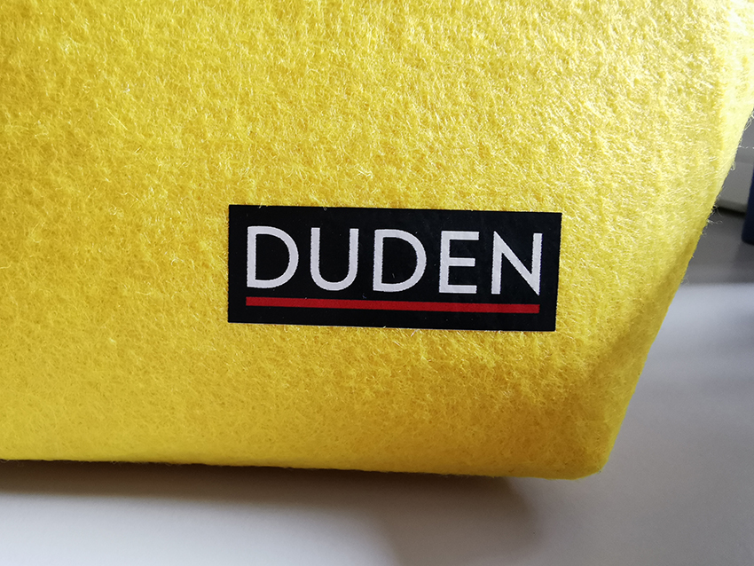 Detail: DUDEN-Logo im Transferdruck auf dem rPET-Recyclingfilz