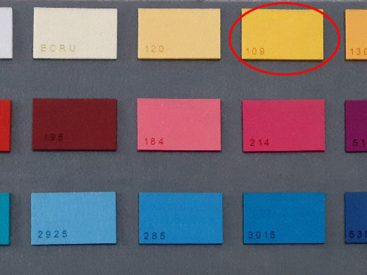 Filz-Farbfaecher, die DUDEN-Hausfarbe 109 ist rot markiert