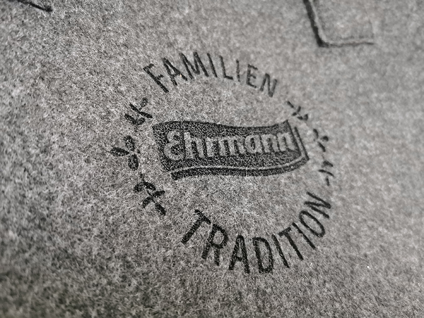 Detail der Lasergravur: das Ehrmann-Signet Ton in Ton im Filz