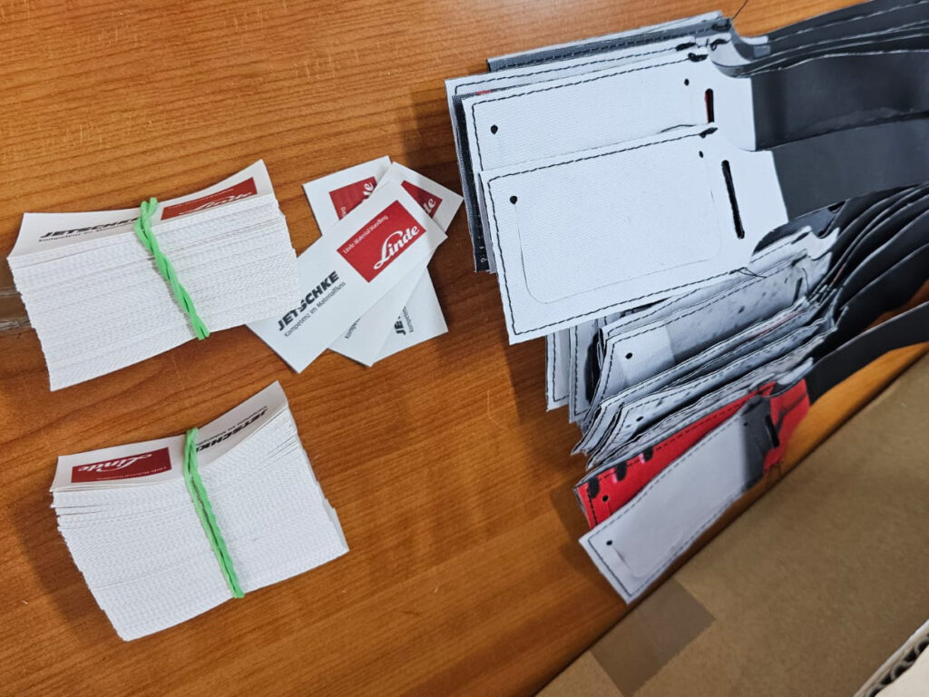 Zugeschnittene Anhaenger und die vorbereiteten Digitaldrucklabel
