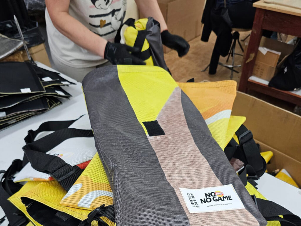 Konfektion: ein Rolltop-Rucksack entsteht aus dem Bannermaterial
