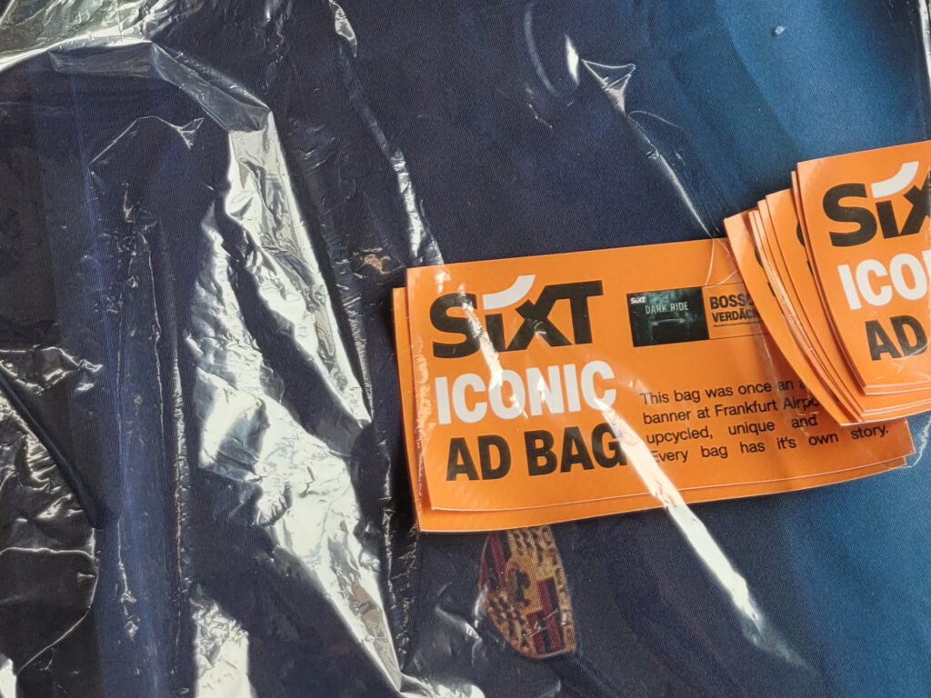 Die Digitaldruck-Labels Sixt Iconic Ad Bag, die jede Tasche als ehemaliges Werbebanner ausweisen