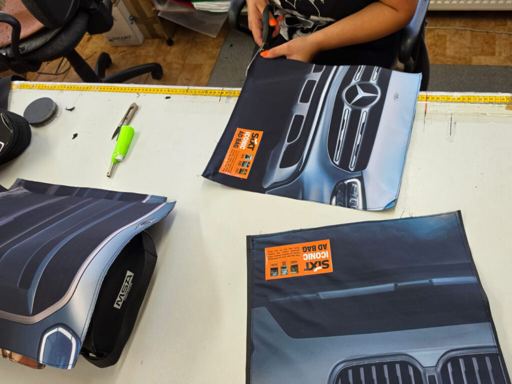 Zuschnitt der Bannermotive auf dem Arbeitstisch, jedes Teil bereits mit Label