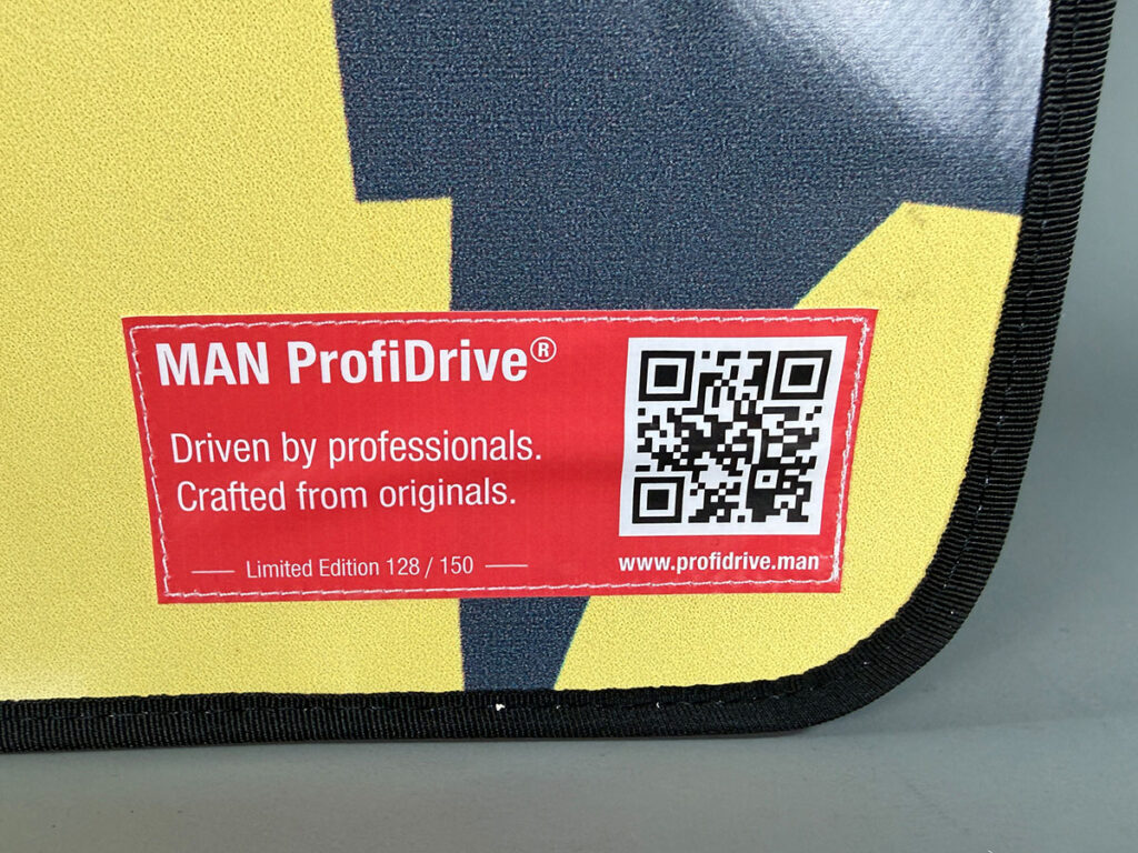 Label MAN ProfiDrive mit QR-Code und laufender Nummer der limitierten Auflage