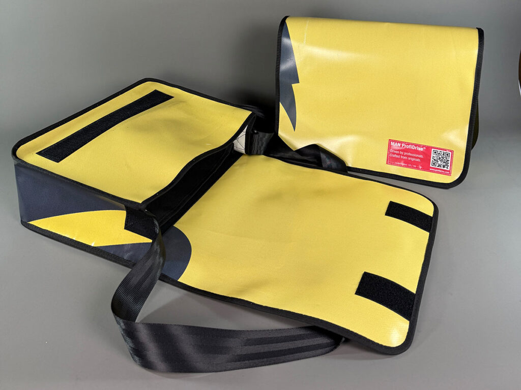 Zwei fertige Taschen, eine mit aufgeklappter Klettlasche