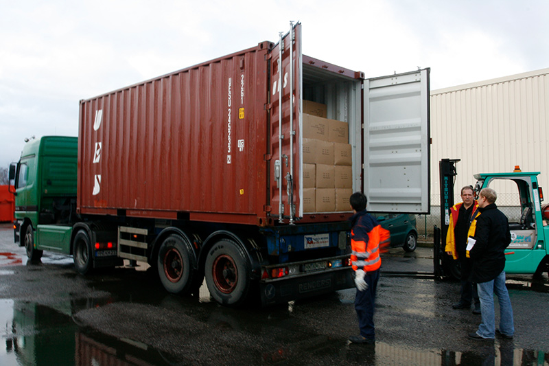 2006: Der erste Vollcontainer aus China wird vom LKW entladen