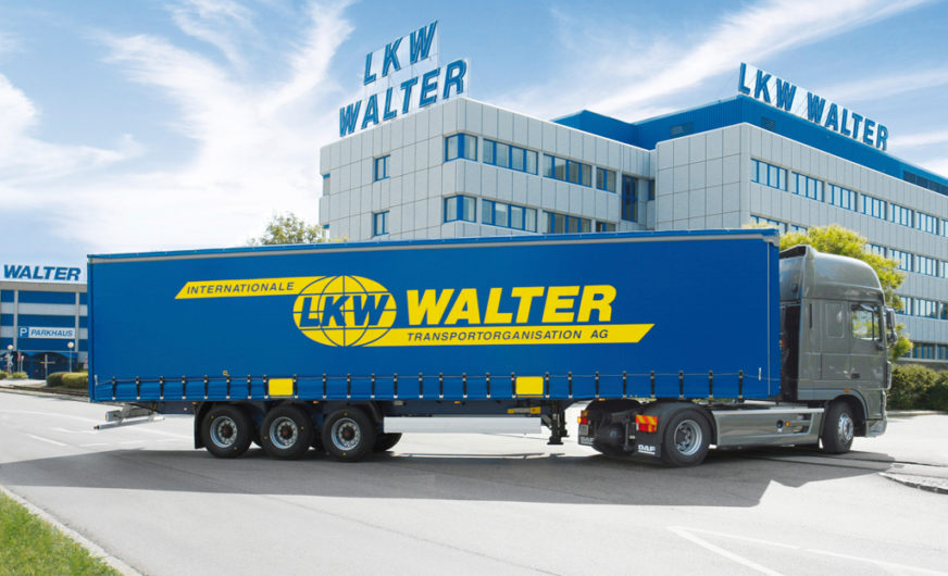 LKW-WALTER-Auflieger mit blau-gelber Werbeplane vor der Firmenzentrale. Das Ausgangsmaterial