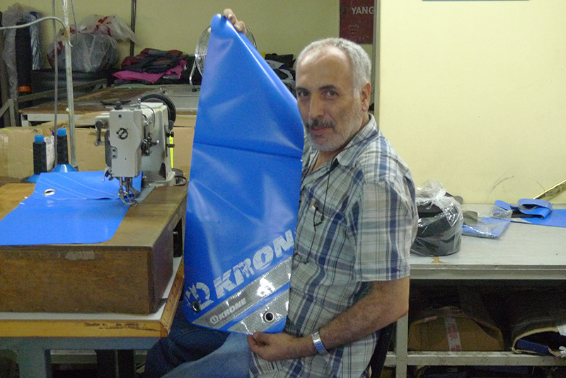 Produktion in Istanbul: Naeher an der Maschine mit blau bedrucktem Taschenzuschnitt