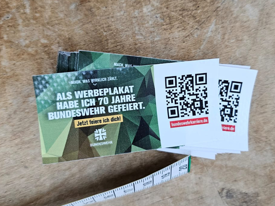 Eingenähte Label mit QR-Code: „Als Werbeplakat habe ich 70 Jahre Bundeswehr gefeiert.“